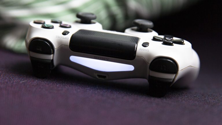 Blick auf die Oberseite eines Controllers, deren Lichtleiste leuchtet.