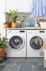 Zwei Waschmaschinen stehen nebeneinander.