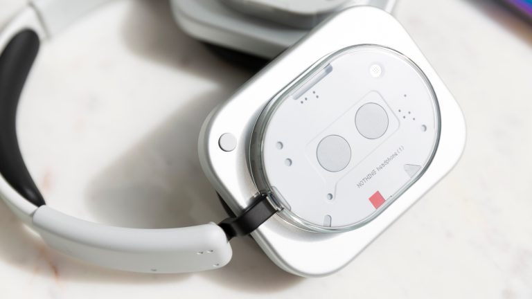 Detailansicht der Seite der Nothing Headphones (1).