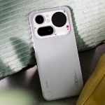 Blick auf die R&uuml;ckseite von einem Nothing Phone (4a) Pro in Silber.