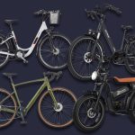 Vier E-Bikes freigestellt auf schwarzem Hintergrund.
